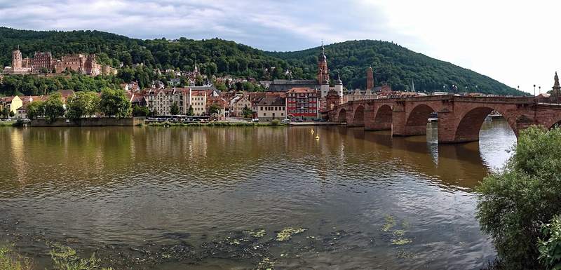 Alte Brücke über den Neckar mit Altstadt und Schloss