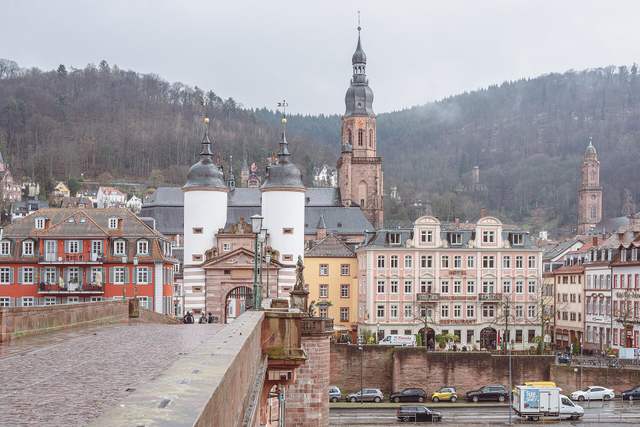 Brückentor und Heiliggeistkirche von der Alten Brücke aus
