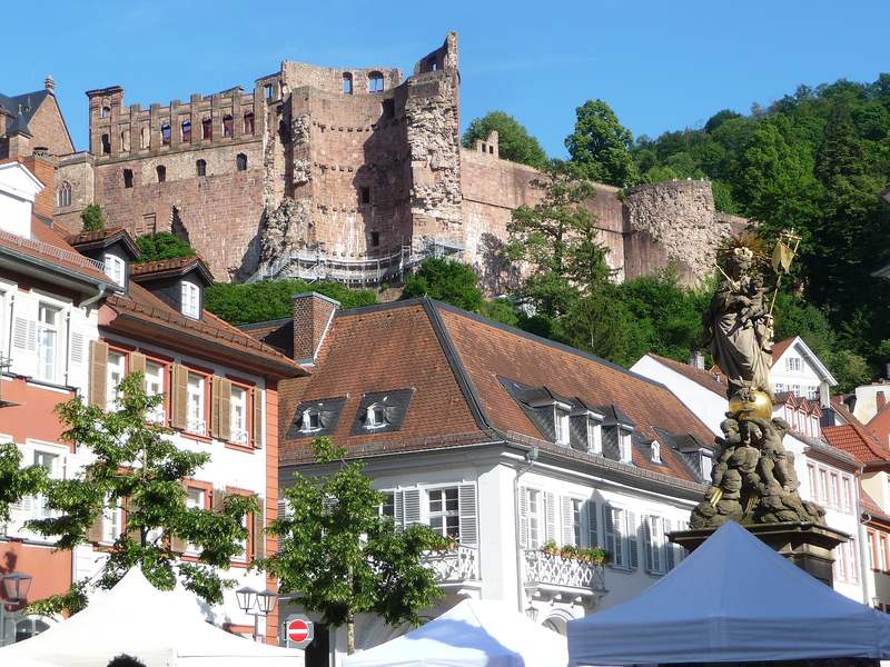 Blick vom Kornmarkt auf die Schlossruine