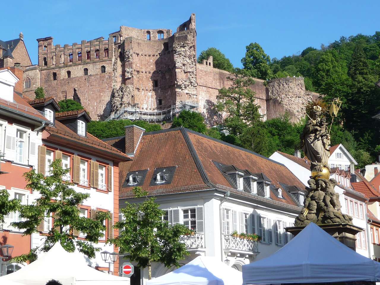 Blick vom Kornmarkt auf die Schlossruine